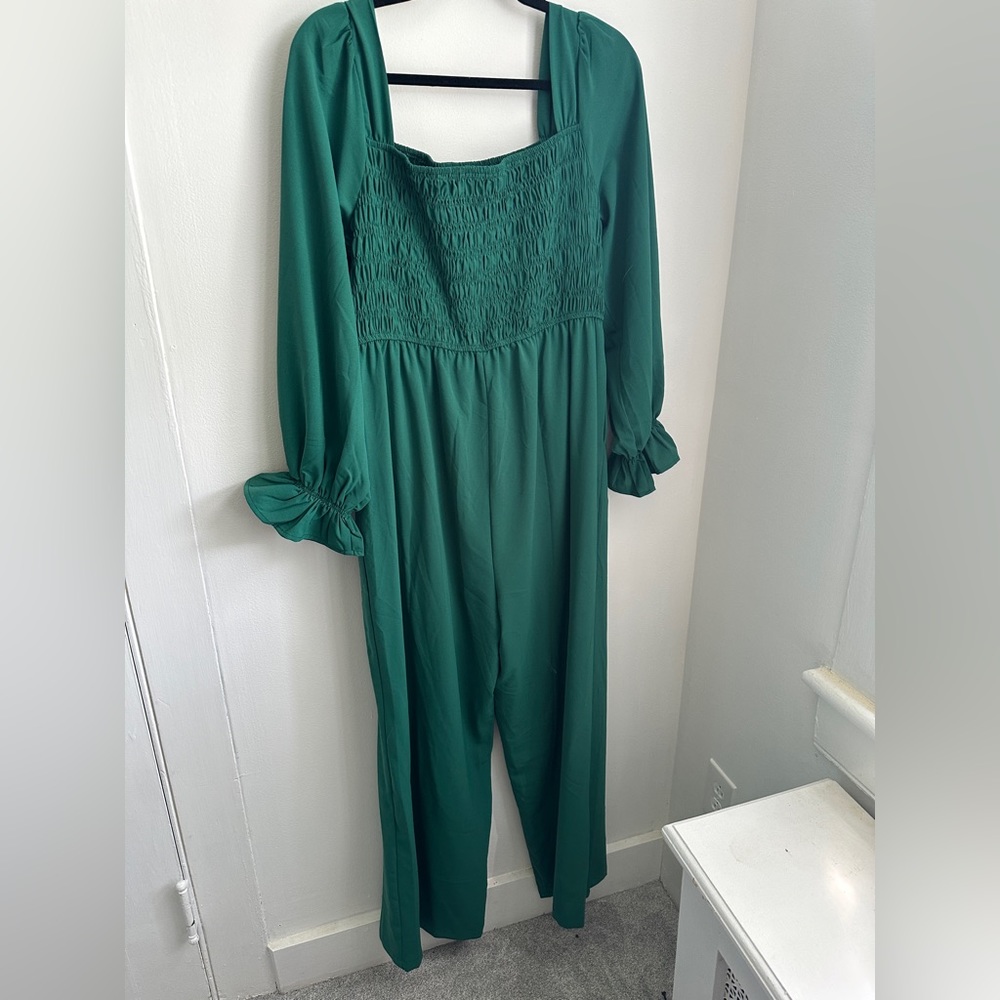 Long sleeve pant suit in hunter green size XL.